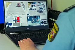 K&uuml;nstliche Intelligenz kann erkennen, wenn Autofahrer ihr Handy in der Hand halten. (Archivbild) - &copy; Harald Tittel/dpa