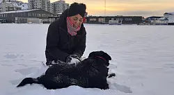Spazierg&auml;nge mit ihrer H&uuml;ndin Gaia lenken die Gr&ouml;nl&auml;nderin Tillie Martinussen von der Angst um ihr Land ab. - &copy; Julia W&auml;schenbach/dpa