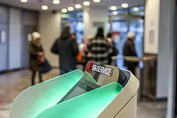 Kunden stehen im Vorraum der Sparkassenfiliale in Buer, in dem auch ein SB-Automat steht. - &copy; Christoph Reichwein/dpa