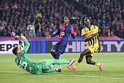 Serhou Guirassy trifft den Ball nicht - © Federico Gambarini/dpa