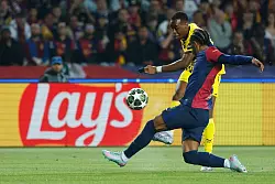 Jamie Gittens erhielt mal wieder eine Chance in der BVB-Startelf - © Joan Monfort/AP/dpa