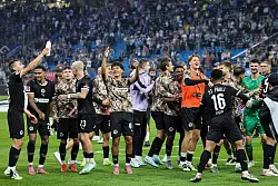 St. Paulis Spielern feiern nach dem Sieg in der Hinrunde. (Archivbild) - &copy; Christian Charisius/dpa