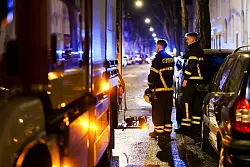 Feuerwehrleute löschen nach der Explosion einen Brand. - © Christoph Reichwein/dpa