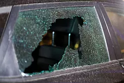 Auch Autofenster wurden durch die Explosion beschädigt. - © Christoph Reichwein/dpa