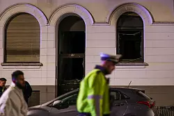 Bei der Explosion wurden die Eingangstür und ein Fenster beschädigt. - © Christoph Reichwein/dpa