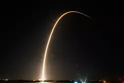 Die US-Raumfahrtbehörde Nasa arbeitet mit zahlreichen privaten Firmen zusammen: unter anderem mit SpaceX für Raketenstarts, aber auch für Mondlandungen. - © John Raoux/AP/dpa