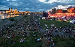 Von den Elbwiesen um das abgegrenzte Konzertgel&auml;nde herum verfolgen Fans Kaisers Auftakt bei der &laquo;Kaisermania&raquo; (Archivfoto von 2023) - &copy; Matthias Rietschel/dpa-Zentralbild/dpa