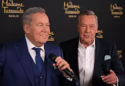 Roland Kaiser steht neben seiner Wachsfigur. - &copy; Sebastian Willnow/dpa