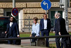 Christina Block kam gemeinsam mit ihrem Lebensgefährten Gerhard Delling zum Prozessauftakt an. - © Georg Wendt/dpa
