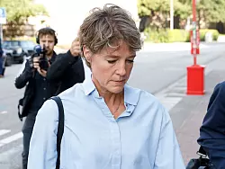 Unternehmerin Block läuft, umringt von Fotografen, zum Gericht. - © Georg Wendt/dpa