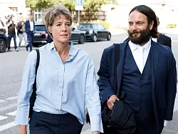 Unternehmerin Block und Anwalt Bott treffen am Gericht ein. - © Georg Wendt/dpa
