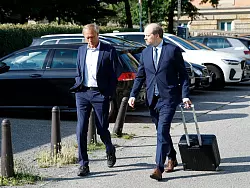 Fernsehmoderator Delling und Anwalt Rieks laufen zum Landgericht. - © Georg Wendt/dpa