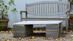 Den Gartentisch für seinen Hof baute Joseph Beuys aus Steinplatten und einer Marmorplatte - © Rolf Vennenbernd/dpa