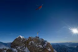 Das Kreuz schwebt am Gipfel ein. - © Peter Kneffel/dpa