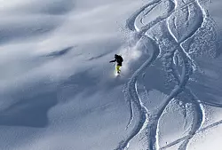 Frischer Neuschnee sorgt für beste Bedingungen. - © Peter Kneffel/dpa