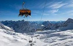 An der Zugspitze beginnt die Skisaison. - © Peter Kneffel/dpa