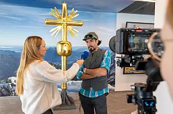Ein Abbild des Kreuzes von Künstler Bernhard Rieger in der Bergstation ist offiziell für Aufkleber zugelassen. (Archivbild) - © Peter Kneffel/dpa