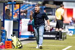 Kwasniok war nicht immer zufrieden. - © David Inderlied/dpa