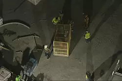 Ersten Berichten zufolge kletterten einige Arbeiter &uuml;ber lose Erde und wurden dann mit einem Tunnelfahrzeug zum Ausgang gebracht. - &copy; -/KABC/ABC7 Los Angeles via AP/dpa