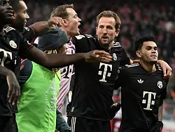 Erst zittern, dann feiern: Die Bayern gewannen knapp. - © Soeren Stache/dpa