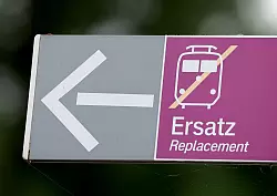 Wegen der vielen Baustellen bei der Bahn m&uuml;ssen Pendler regelm&auml;&szlig;ig auf Ersatzbusse umsteigen. (Archivbild) - &copy; Oliver Berg/dpa