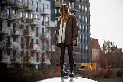 Während schwarze Strumpfhosen häufig harte Kontraste erzeugen, sorgen braune Strumpfhosen für einen weicheren Übergang, insbesondere bei helleren oder wärmeren Outfit-Kombinationen. - © Zacharie Scheurer/dpa-tmn