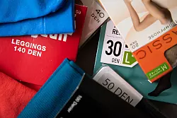 DEN Angaben auf Verpackungen von Strumpfhosen und Leggins verraten, wie Blickdicht das Material ist. - © Christin Klose/dpa-tmn