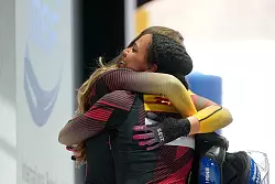 Die Peking-Olympiasiegerinnen Laura Nolte und Deborah Levi gewannen den Zweierbob-Weltcup in Cortina. - © Andrew Medichini/AP/dpa