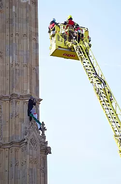Gro&szlig;einsatz in London: Ein Mann ist auf den Turm mit der Glocke Big Ben geklettert. - &copy; James Manning/PA/AP/dpa