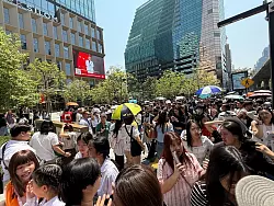 Im Stadtteil Silom flüchteten Tausende Menschen auf die Straße. - © Carola Frentzen/dpa