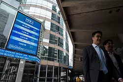 Die Märkte in Asien reagierten zunächst verhalten auf die Ergebnisse der Zoll-Verhandlungen. (Symbolbild) - © Chan Long Hei/AP/dpa