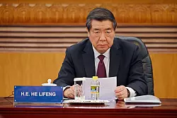 Chinas Vize-Ministerpräsident He sprach von Konsens nach den Zoll-Gesprächen mit der US-Seite. (Archivbild) - © Johannes Neudecker/dpa