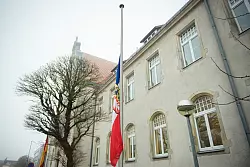 Die Landesflagge Schleswig-Holsteins h&auml;ngt vor dem Amtsgericht Itzehoe auf halbmast. - &copy; Gregor Fischer/dpa