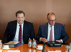 &laquo;Jede und jeder in der Regierung wird sparen m&uuml;ssen&raquo;, sagt Finanzminister Klingbeil. - &copy; Soeren Stache/dpa