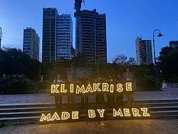 Nicht alle sind mit der Klimapolitik von Bundeskanzler Merz einverstanden. - &copy; Torsten Holtz/dpa