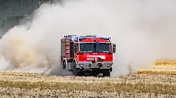 Derzeit versucht die Feuerwehr, ein Übergreifen der Flammen auf einen alten Sprengplatz bei Jacobsthal zu verhindern. - © Robert Michael/dpa