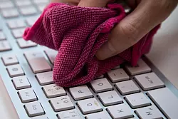 Sorgfältige Tastaturreinigung mit Mikrofasertuch, das vielleicht leicht mit Seifenwasser angefeuchtet ist. - © Christin Klose/dpa-tmn