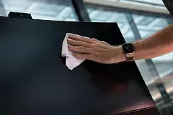 Mikrofasertuch, etwas Spüli-Wasser, Ohrenstäbchen und Druckluftspray: Mehr braucht es nicht, um die digitalen Geräte daheim zu reinigen. - © Christin Klose/dpa-tmn