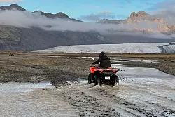 Einsam unterwegs am Rande des Skaftafell Nationalparks: auf einer Tour mit dem Quad. - &copy; Manuel Meyer/dpa-tmn