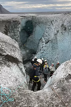 Nach einer Stunde Wanderung ist gewaltige Eish&ouml;hle am Vatnaj&ouml;kull erreicht. - &copy; Manuel Meyer/dpa-tmn