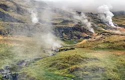 Schwefelgeruch und Kr&auml;uterduft: Im Reykjadalur kann man einsam in Naturquellen baden. - &copy; Manuel Meyer/dpa-tmn