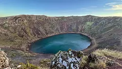Wasser, wo einst Lava war: der Krater Kerid. - &copy; Manuel Meyer/dpa-tmn