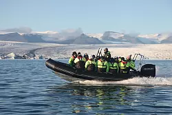 Eine Bootstour auf dem Gletschersee J&ouml;kuls&aacute;rl&oacute;n ist ein Klassiker an der S&uuml;dk&uuml;ste Islands. - &copy; Manuel Meyer/dpa-tmn
