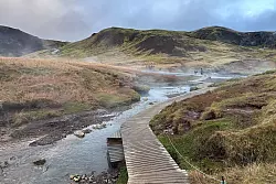 Reykjadalur Valley: Auch in wilden B&auml;chen kann man hier ein Bad nehmen. - &copy; Manuel Meyer/dpa-tmn