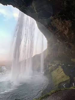 Laufen hinter der Wassergardine - m&ouml;glich ist das am Seljalandsfoss. - &copy; Manuel Meyer/dpa-tmn