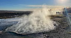 Der aktive Strokkur-Geysir zieht Besucher in Massen an. - &copy; Manuel Meyer/dpa-tmn