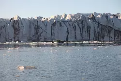 Gletschersee J&ouml;kuls&aacute;rl&oacute;n: Bootstouren bringen Touristen nah an die Gletscherwand. - &copy; Manuel Meyer/dpa-tmn