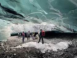 Umgeben von Eis und Ger&ouml;ll ist man auf einer Eish&ouml;hlentour am Vatnaj&ouml;kull. - &copy; Manuel Meyer/dpa-tmn