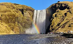 Ein weiteres Naturmonument ist der Sk&oacute;garfoss im S&uuml;den Islands. - &copy; Manuel Meyer/dpa-tmn