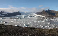 Deutlich ruhiger als der J&ouml;kuls&aacute;rl&oacute;n und nicht minder sch&ouml;n ist der Gletschersee Fjalls&aacute;rl&oacute;n. - &copy; Manuel Meyer/dpa-tmn